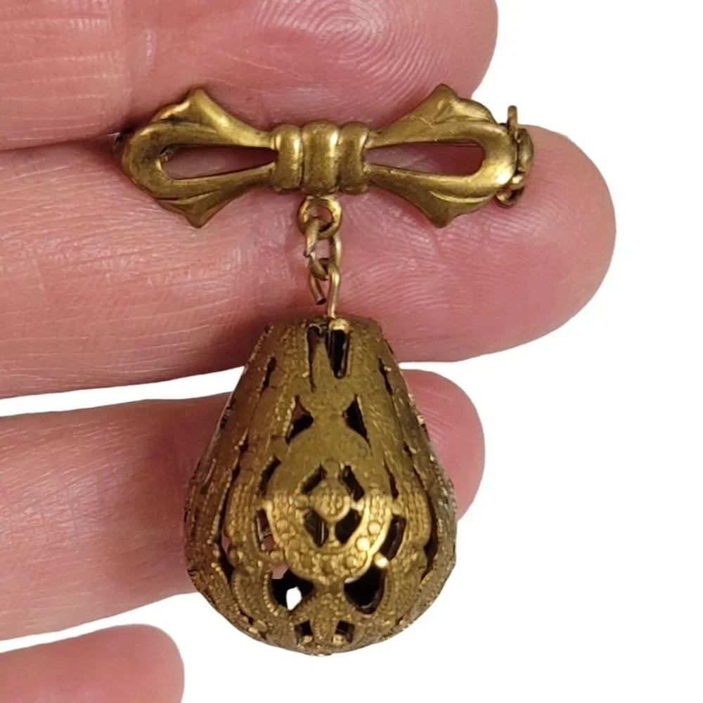 Gold Tone Filigree Pear Shaped Ball Dangle Bow Bar Pin E33